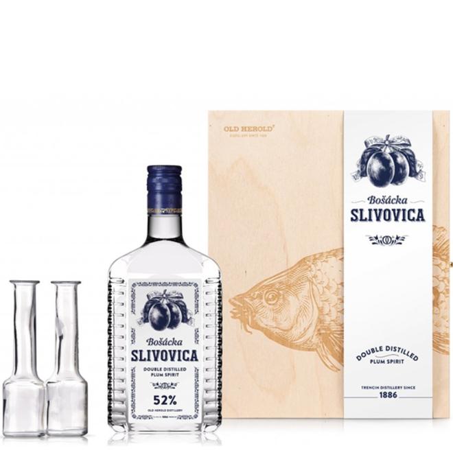 Slivovica Pravá Bošácka 0,7l 52% + Drevená kazeta Ryba + 2poháre